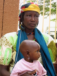 Adijatou Mani Koraou, ex-esclave nigérienne de 24 ans, et un de ses enfants, le 11 avril 2008, en face d'un tribunal de Niamey.(Photo : AFP)