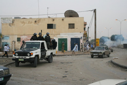 Ce mardi 7 octobre, des sympathisants du président renversé avaient décidé de se retrouver à proximité du marché central de Nouakchott. La police a dispersé les manifestants en tirant des grenades lacrymogènes et en utilisant les matraques contre les badauds. Lesquels on parfois riposté en lançant à leur tour des pierres.(Photo : Manon Rivière/RFI)