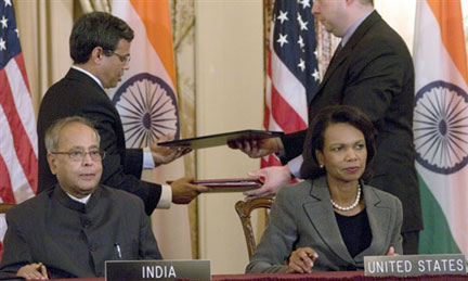 Condoleezza Rice ( à droite ) signe le pacte de coopération nucléaire en compagnie du ministre indien des Affaires étrangères, Pranab Mukherjee, le 10 octobre 2008.
( Photo : Reuters )