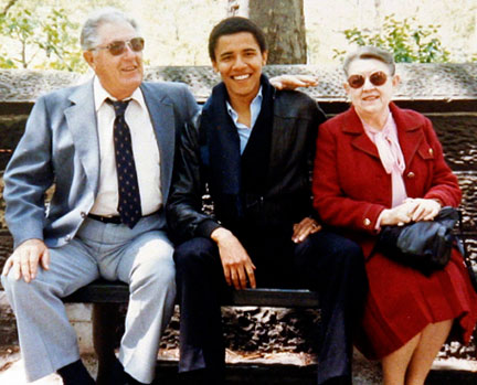 Le candidat démocrate à l'élection présidentielle américaine, Barack Obama, et ses grands-parents maternels, Stanley et Madelyn Dunham, sur une photo non-datée.(Photo : Reuters)