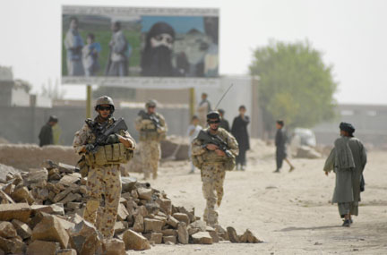 Des soldats australiens de la coalition patrouillent à Tarin Kowt, capitale de la province de l'Oruzgan en Afghanistan, en août 2008.(Source: OTAN)