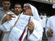 Inquiets de la chute des cours boursiers, les traders koweitiens ont manifesté devant la bourse pour obtenir l'aide du gouvernement.(Photo : AFP)