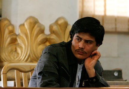 Le journaliste Perwiz Kambakhsh, lors d'une audience au tribunal de Kaboul, mardi 21 octobre 2008.(Photo : Reuters)