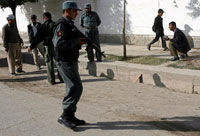 Les policiers afghans enquêtent sur la scène de crime, après l’assassinat d’une femme sud-africaine travaillant pour une ONG, à Kaboul le 20&nbsp;octobre 2008.(Photo : Reuters)