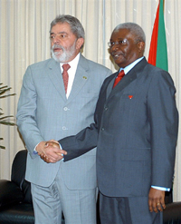 Le président brésilien Lula Da Silva (g) et son homologue mozambicain Armando Guebuza, à Maputo, le 16 octobre 2008.(Photo :AFP)