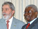 Le président brésilien Lula Da Silva (g) et son homologue mozambicain Armando Guebuza, à Maputo, le 16 octobre 2008.(Photo :AFP)