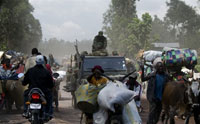 Des dizaines de milliers de déplacés fuient les camps, devant l’avancée des rebelles sur la ville de Goma, le 29&nbsp;octobre 2008.(Photo : AFP)