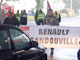 Les ouvriers de l'usine Renault à Sandouville manifestent contre les réductions d'emploi, le 24 octobre 2008.( Photo : Reuters )
