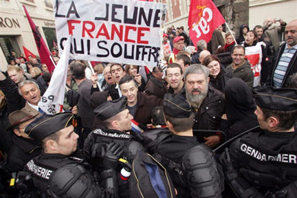Plus de 200 personnes ont manifesté dans les rues de Rethel pendant que le président français, Nicolas Sarkozy, présentait ses mesures pour l'emploi.(Photo : Reuters)