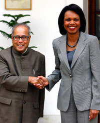 Le ministre indien des Affaires étrangères, Pranab Mukherjee, s'est entretenu avec la secrétaire d'Etat américaine, Condoleezza Rice, en visite à New Delhi, le 4 octobre 2008.(Photo : Reuters)