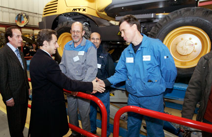 Nicolas Sarkozy avec un employé de Mecalac à Annecy, le 23 octobre 2008.( Photo : Reuters )