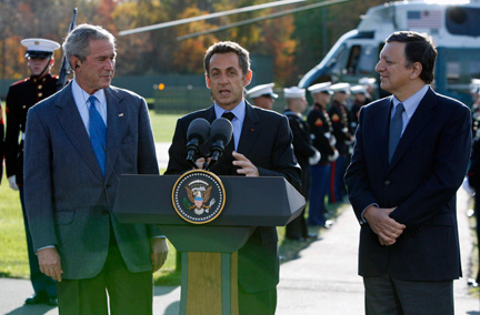 Le président français Nicolas Sarkozy (c), entouré de son homologue américain George Bush (g) et du président de la Commission européenne José Manuel Barroso (d), s'adresse à la presse à Camp David, le 18 octobre 2008.(Photo : Reuters)