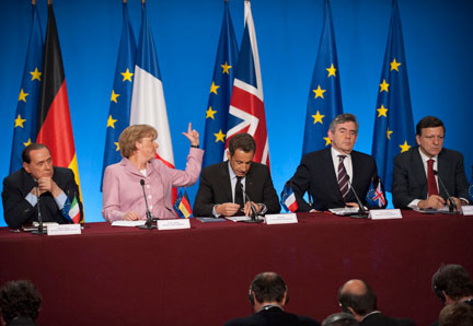 De g à d : les chefs d'Etat et de gouvernement de l'Italie, Silvio Berlusconi ; de l'Allemagne, Angela Merkel ; de la France, Nicolas Sarkozy ; du Royaume-Uni, Gordon Brown et le président de la Commission européenne, José-Manuel Barroso.(Photo : Reuters)