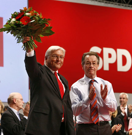 Le ministre allemand des Affaires étrangères Frank-Walter Steinmeier (g), officiellement adoubé candidat du SPD à la chancellerie pour les législatives de 2009, et Franz Müntefering (d), élu président du parti, lors du congrès extraordinaire du SPD, le 18 octobre à Berlin.(Photo : Reuters)