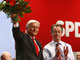 Le ministre allemand des Affaires étrangères Frank-Walter Steinmeier (g), officiellement adoubé candidat du SPD à la chancellerie pour les législatives de 2009, et Franz Müntefering (d), élu président du parti, lors du congrès extraordinaire du SPD, le 18 octobre à Berlin.(Photo : Reuters)