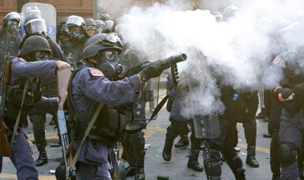 La police thaïlandaise a repoussé les manifestants à grands renforts de gaz lacrymogènes.(Photo : Reuters)