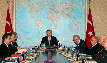 Le Premier ministre turc Tayyip Erdogan (au centre) est entouré des plus hauts responsables gouvernementaux et militaires du pays, lors d'une la réunion de crise à Ankara.(Photo : Reuters)