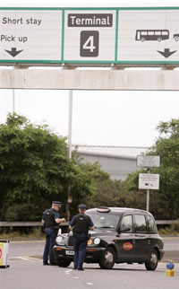 Un contrôle de police devant l'aéroport d'Heathrow.( Photo : AFP )