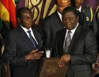 Harare le 15 septembre 2008, signature de l'accord du partage du pouvoir entre Robert Mugabe (g), et Morgan Tsvangirai (d).(Photo : AFP)