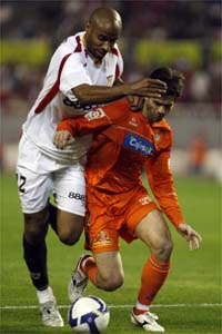 Frédéric Kanouté fait parler sa puissance.(Photo : Reuters)