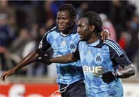 Taye Taiwo félicite le buteur, Niang.(Photo : Reuters)