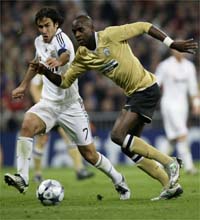 Mohamed Sissoko résiste à Raul.(Photo : Reuters)