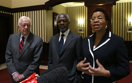 L'ancien président des Etats-Unis Jimmy Carter, l'ancien Secrétaire général des Nations unies Kofi Annan et Graca Machel, l'épouse de Nelson Mandela, lors d'une conférence de presse le 22 novembre 2008 à Johannesbourg.(Photo : AFP)