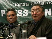 Les émissaires du Dalaï Lama à Pékin, Kelsang Gyaltsen (g) et Lodi Gyari (d), lors d'une conférence de presse à Dharamsala, le 16 novembre 2008, ont déclaré que le dernier cycle de négociations avec la Chine avait échoué.(Photo : Reuters)