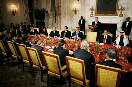 <p><span>Le président américain George Bush a lancé le sommet en portant un toast à ses invités.</span></p>( Photo : AFP )