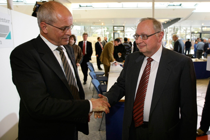 Berthold Huber (g) président d'IG Metall et Martin Kannegiesser président de la fédération patronale Gesamtmetall, ont trouvé un accord sur les salaires, évitant de justesse une grève illimitée. (Photo: Reuters)