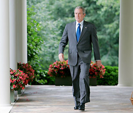 George Bush se serait bien passé de cette fin de mandat sur fond de crise économique mondiale : le président américain atteint désormais des niveaux d’impopularité records.(Photo : Reuters)