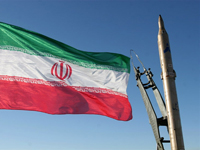 Le drapeau iranien flottant à coté du missile Sajil, avant le test de lancement, en novembre 2008.( Photo : AFP )