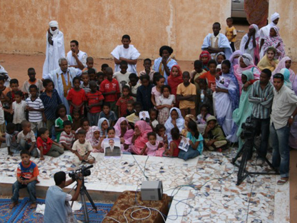 Dans la cour intérieur de la maison du frère cadet de Sidi Mohamed ould Cheikh Abdallahi, les enfants du village se sont réunis pour assister aux interviews réalisées par les médias étrangers. Dans la foule aussi, des sympathisants venus de Nouakchott pour soutenir l'ex-président.( Photo : RFI/Manon Rivière )