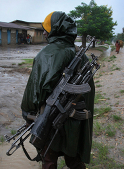 Un milicien Maï Maï exhibe les armes qu'il a dérobées à Kiwandja. ( Photo : AFP )