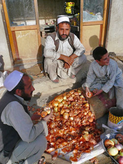 « <em>Nous voulons la sécurité et la paix.&nbsp;[..] Nous ne voulons plus de victimes civiles chez les Afghans</em> » explique Moussa, vendeur d’oignons.( Photo : Constance de Bonnaventure )
