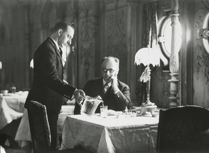 Autoportrait au restaurant, à bord du Mauretania vers 1929.(Crédit : Bildarchiv Preußisher Kulturbesitz)