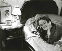 <em>Vers 4 heures du matin.</em> Peu de temps après l’installation de la ligne téléphonique transatlantique, Marlene Dietrich téléphone à sa fille restée à Berlin. Hollywood, 1930.(Crédit : Bildarchiv Preußisher Kulturbesitz)