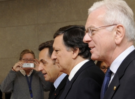 Le président français Nicolas Sarkozy, le président de la Commission européenne, Jose Manuel Barroso et le président du Parlement européen Hans-Gert Pottering à Bruxelles ce vendredi 7 novembre.(Photo : AFP)