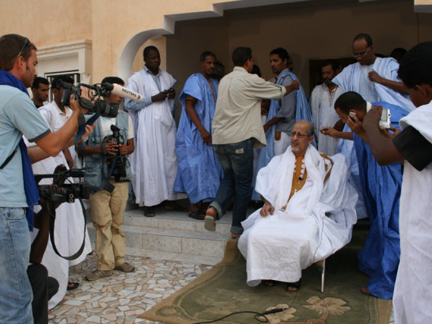 Sidi Mohamed ould Cheikh Abdallahi, sur le perron de la maison de son frère cadet, à Lemden. Les journalistes sont venus nombreux jeudi et vendredi pour le voir et l'interviewer. C'est la première fois que la presse a accès au président renversé depuis le coup d'Etat du 6 août dernier.( Photo : RFI/ Riviere Manon )