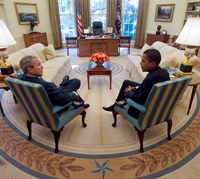 Barack Obama a effectué ses premiers pas dans le Bureau ovale de la Maison Blanche, où le président sortant George W. Bush l'a reçu.(Photo: Reuters)