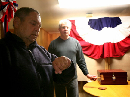 Les premiers bureaux de vote ont ouvert juste après minuit dans la toute petite localité d'Hart (New Hampshire). A l'origine, ce vote très tôt dans la nuit devait permettre aux employés des chemins de fer de voter bien avant de regagner leur poste de travail.( Photo : AFP )