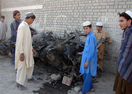 Un véhicule détruit lors de l'attaque américaine à Mir Ali au Waziristan du Nord, l'un des districts tribaux où des frappes américaines visent régulièrement des talibans et combattants d'al-Qaïda, le 1er novembre 2008.( Photo : AFP )