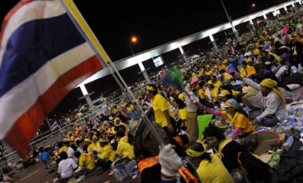 Des opposants occupent l'aéroport de Suvanabhum, à Bangkok, le 27 novembre 2008.(Photo : AFP)