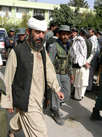 Un blessé suite à l'attentat contre un bâtiment des services de renseignement, à Kandahar, en Afghanistan, le 12 novembre 2008.(Photo : AFP)