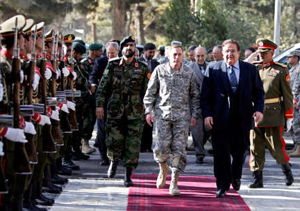 Le nouveau chef des armées américaines du Moyen-Orient et de l'Asie Centrale, le général David Petraeus (c), et le ministre afghan de la Défense, Abdul Rahim Wardak (d), inspectant la garde d'honneur à Kaboul, le 5 novembre 2008.
(Photo : Reuters)