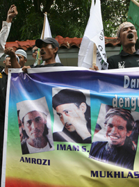 Manifestation à Jakarta le 6 novembre 2008, en faveur des trois islamistes indonésiens exécutés. Ceux-ci n'ont jamais manifesté de remords, assurant au contraire être « heureux » de mourir en&nbsp;«&nbsp;martyrs&nbsp;».(Photo: Reuters)