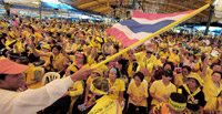 Des manifestants de l'opposition, les «&nbsp;chemises jaunes&nbsp;», occupent le siège du gouvernement, à Bangkok, le 23 novembre 2008.(Photo : AFP)