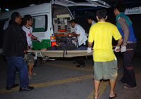 Les victimes de l'attaque à la grenade devant le siège du gouvernement sont transportées à l'hôpital, à Bangkok, le 20 novembre 2008.(Photo : Reuters)