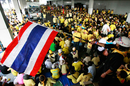 Des manifestants de l'opposition réunis à l'aéroport Don Mueang de Bangkok, le 24 novemnbre 2008.(Photo : Reuters)