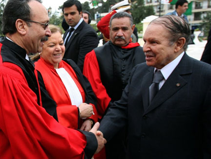 Abdelaziz Bouteflika (d) a annoncé, le 29 octobre 2008, une prochaine révision de la Constitution permettant « <em>au peuple d'exercer son droit à choisir ses gouvernants</em> ».(Photo : AFP)